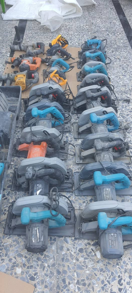 مجموعة عدد منشار قرصي حجم ١٠ وحجم اصغر مع دريلات همر عدد ٣ قطعه المجموع الكلي ٣١ قطعه ابيعه كلهن شلع شوف الفيديو بالمنشور للإستفسار الاتصال على الرقم *********** او على الخاص
