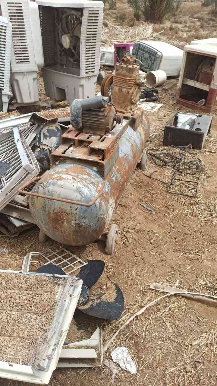 كومبريسرات قديمات من ال السبعينات  للبيع الماطور شغال فقط يحتاجلهم ربط بواري وترتيب بسيط قيم بحك الله وأخذهم الحله الشوملي  ***********
