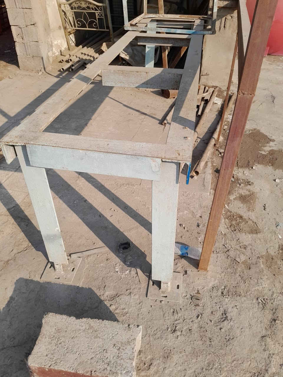 السلام عليكم عندي ميز لبيع حديد ثقيل سعرء ١٥٠ الف *********** المكان بغداد
