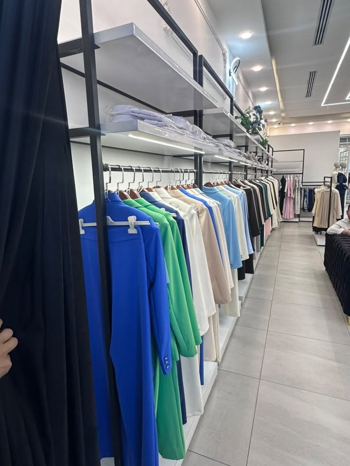 ستاندات ملابس للبيع اخو الجديد كامل مع الخشب والانارة للاستفسار :***********
