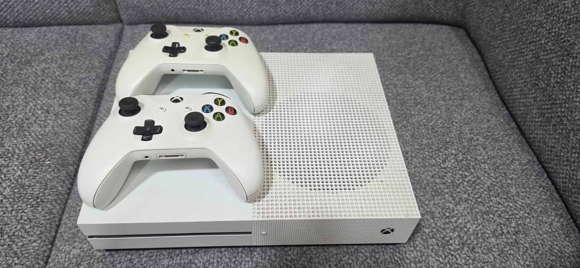 سلام عليكم 
Xbox one s 1T
یەک تێڕابایت 
نەکراوەتەوە و کەپسە
2 دەسکی بیلادی لەگەڵە
2پاتری و شەحنی پاتری لەگەلە
زۆر خاوێنە تەنها یەک شوختی هەیە أربيل, العراق


**إذا كنت صاحب هذا الإعلان وتريد حذفه لأي سبب، رجاءا أرسل رسالة إلى الدعم الفني**
