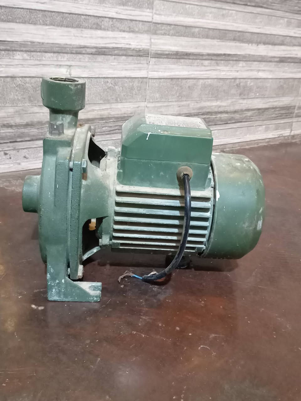 موطور ابوالانج للبيع حجم كبير ملف نحاس للبيع سعر ١٠٠ مكان تاجي قرب مطعم خيرات الرحمن هاتف ***********
