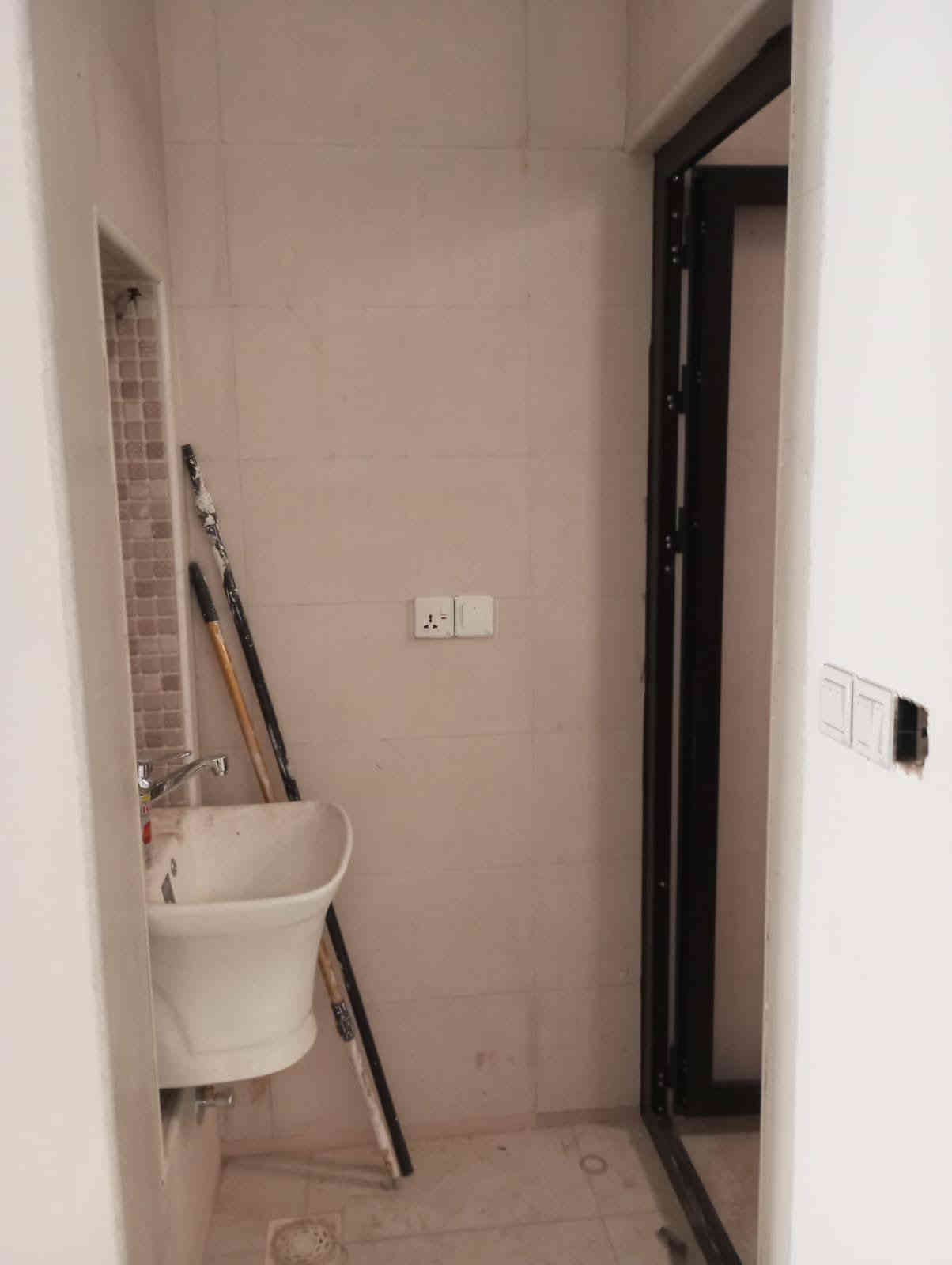 السلام عليكم تعلن شركة الجبوري للعقار والمقاولات العامه عن بيع دار ملك صرف زراعي سند 25 في منطقة الكريعات شارع الواقف بناء حديث درجه اولى كامل الاخدمات بناء حديث تسليم مفتاح 
1 المساحة 137 مترررر
2 الواجه 6 متررر و15 سانتيم 
3 النزال 22 متررر و30 سانتيم 
4 عرض الشارع 8 متررررر 
5 السعر 300 مليون وبي مجال 
يتكون من طابقين وستاره وبيتونه 
الطابق الأول كراج وحديقه وخدمات خارجيه وصاله ومطبخ وحولي منور وغرفة نوم وخدمات داخليه 
الطابق الثاني 3 غرف نوم وهول وخدمات
عنوان الشركة الكريعات الكويتي شارع حسينية ابي تراب قرب فلكة القرغولي استفسار اتصال على الارقام التاليه 
*********** أبو صكر الجبوري 
***********
