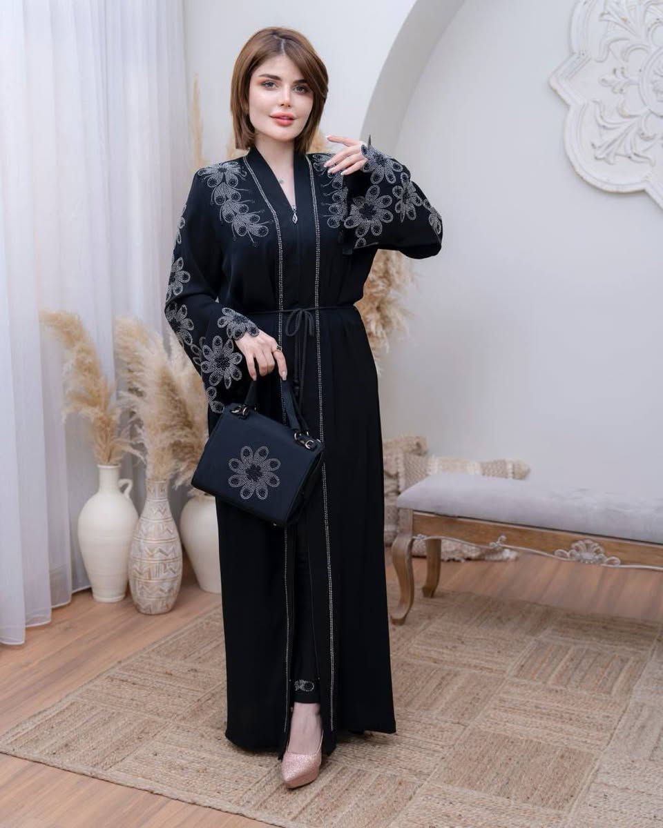 💫 عباءة خليجية من 5 قطع 💫
العباءة+ بنطلون + شال+ حزام + حقيبة👛 
🎨🎨 الألوان :- حسب الصور 
💰💰💰السعر = 35 ألف دينار فقط
💫 للحجز والاستفسار التواصل على الخاص


**إذا كنت صاحب هذا الإعلان وتريد حذفه لأي سبب، رجاءا أرسل رسالة إلى الدعم الفني**