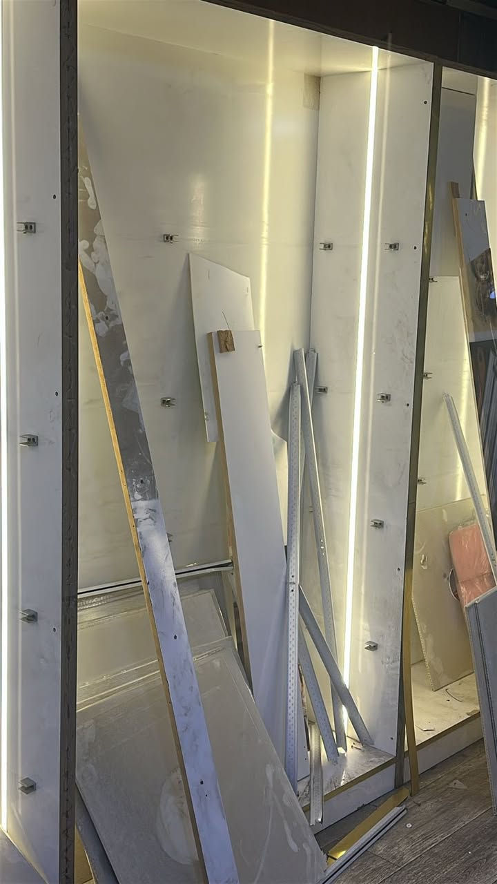 السلام عليكم رفوف للعرض 
العدد ٩  عدد الجام الداخلي ٥ 
للبيع رقم الهاتف ***********
