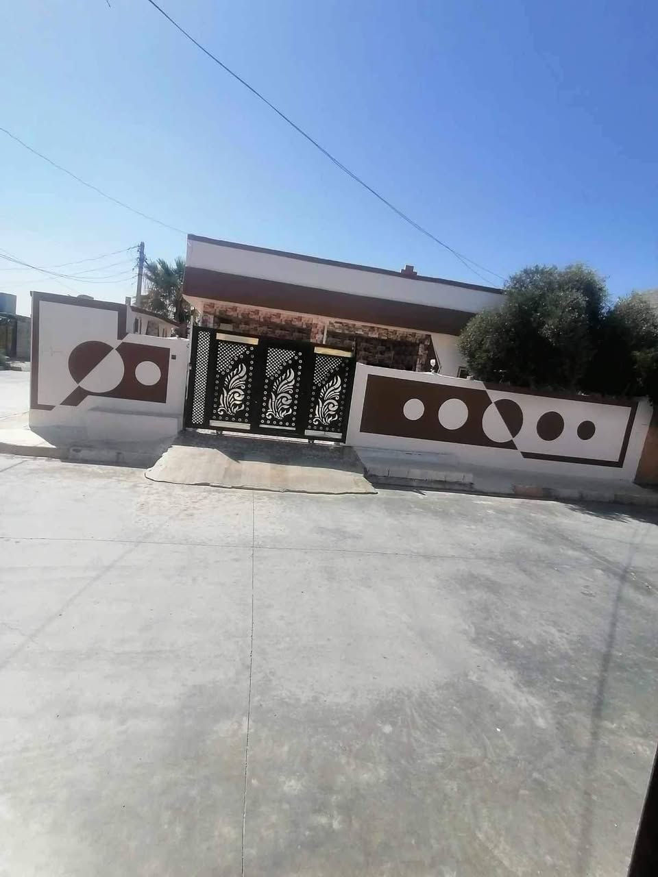دار للبيع حي حطين طابو 25 ركن قرب قسم تربيه الحويجة البيت فول سيراميك وسقف ثانوي وتغليف جدار كل البيت مع طاقة شمسية١٢ امبير نهاري و٨ليلي مع ثلاثة سبالت گيزرين
البيت يحتوي على ربعة 8*4
استقبال 6*4
مطبخ بارد6*4
مطبخ حار 3*3
غرفتين نوم 5*4
حمام خارجي وداخلي
الطابق الثاني بيتونه وغرفه 4*5
ابواب وشبابيك فصال بلاستك جوزي
البيت جاهز وفول..
اشتنتظر بعد؟؟؟
***********
***********
وحي الله الشراية
