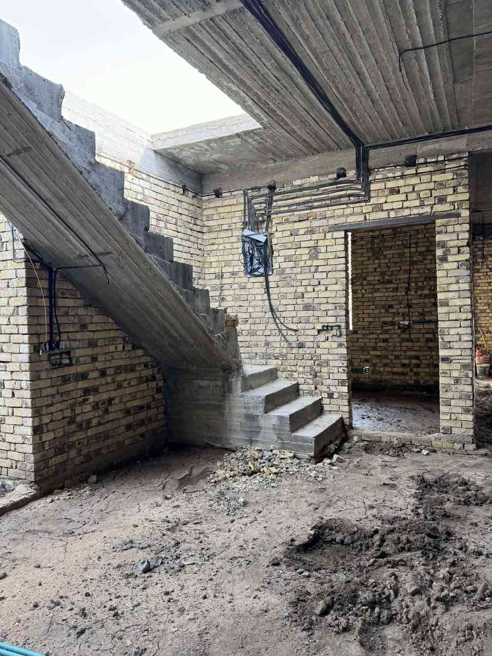 #دار هيكل زراعي  #للبيع  الديوانية حي الجامعة نهاية شارع 20 

المساحة 250م           مشمول بالتطويب وماشية معاملة

طابق واحد
استقبال +صالة +مطبخ  +غرفة نوم2  +صحيات 
تأسيس كهرباء ماء مجاري كامل نقصه تشطيب
السعر 110 مليون مع المجال البسيط
 

((البيت بناء حديث  طابوق +كونكريت))

للاستفسار يرجى مراجعة مكتب وليد للعقار
العنوان الديوانية حي الجامعة شارع 20 
الاتصال ع الرقم //***********
