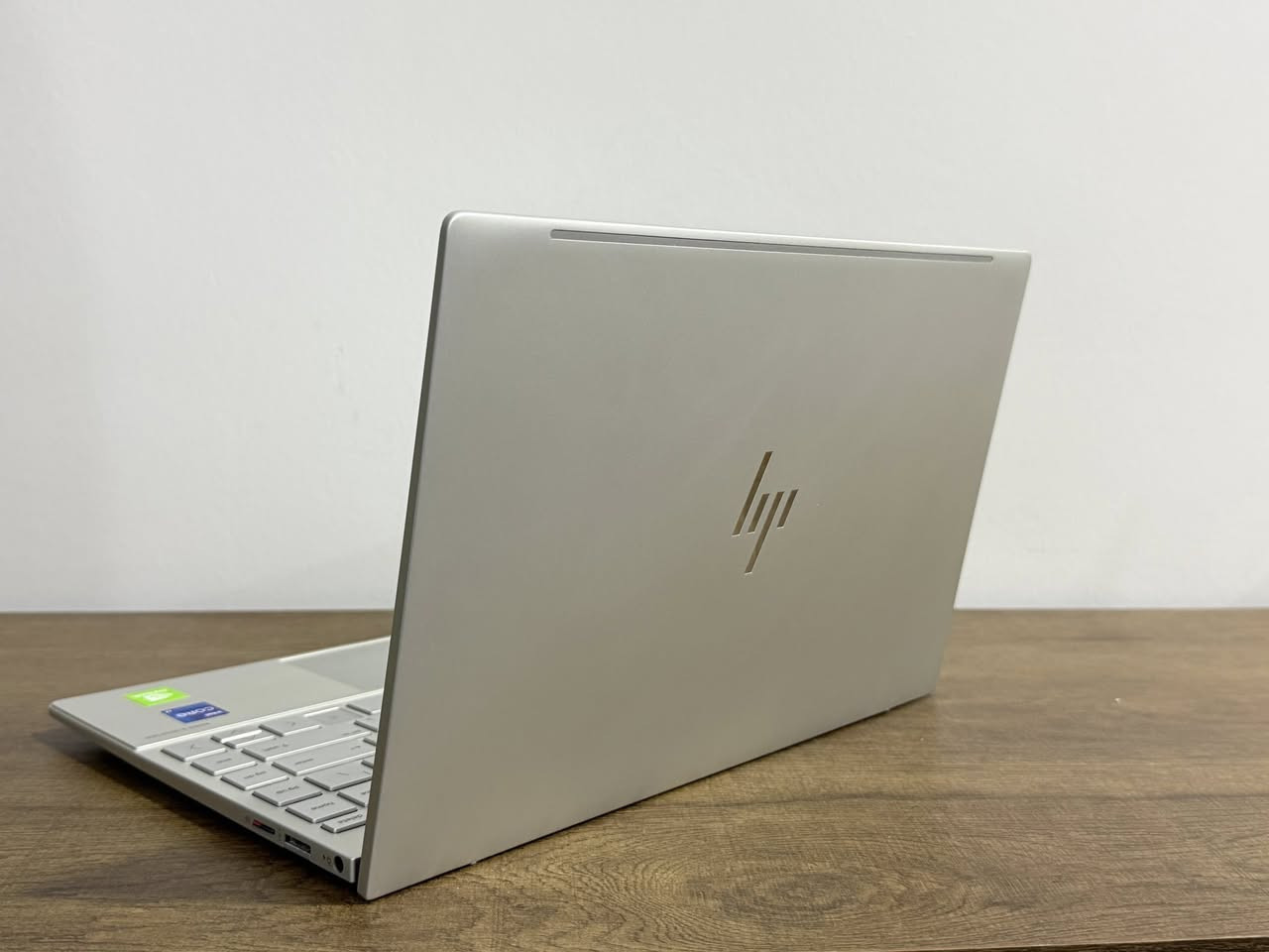 السلام عليكم

للبيع لابتوب HP envy ، الجهاز شبه جديد واستخدامه قليل جداً (البطارية أداءها جيد جداً ). اللابتوب نحيف وخفيفة جداً للحمل والتنقل. مناسب جداً لبرامج الهندسة، والمونتاج بفضل الشاشة ال 4K والدراسة بفضل المعالج القوي وكرت الشاشة المنفصل.

مواصفات الجهاز:
Intel Core i7 (جيل (11))
كرت شاشة خارجي Nvidia MX450 2gb
كرت شاشة داخلي Intel Iris Xe 8gb
الرام 16gb DDR4
التخزين 1TB SSD NVMe 
الشاشة 13.3 4K لمس (touch screen)
Windows 11 Pro 
اللابتوب تدعم بصمة الاصبع وال Face ID
‎شاحنتها الاصلية وياها
الكيبورد مضيء
نظام صوتي  BANG & OLUFSEN
اللابتوب استخدامي الشخصي 

السعر 900 ألف 

للتواصل :*********** Whatsapp

مكاني :كربلاء-طويريج
