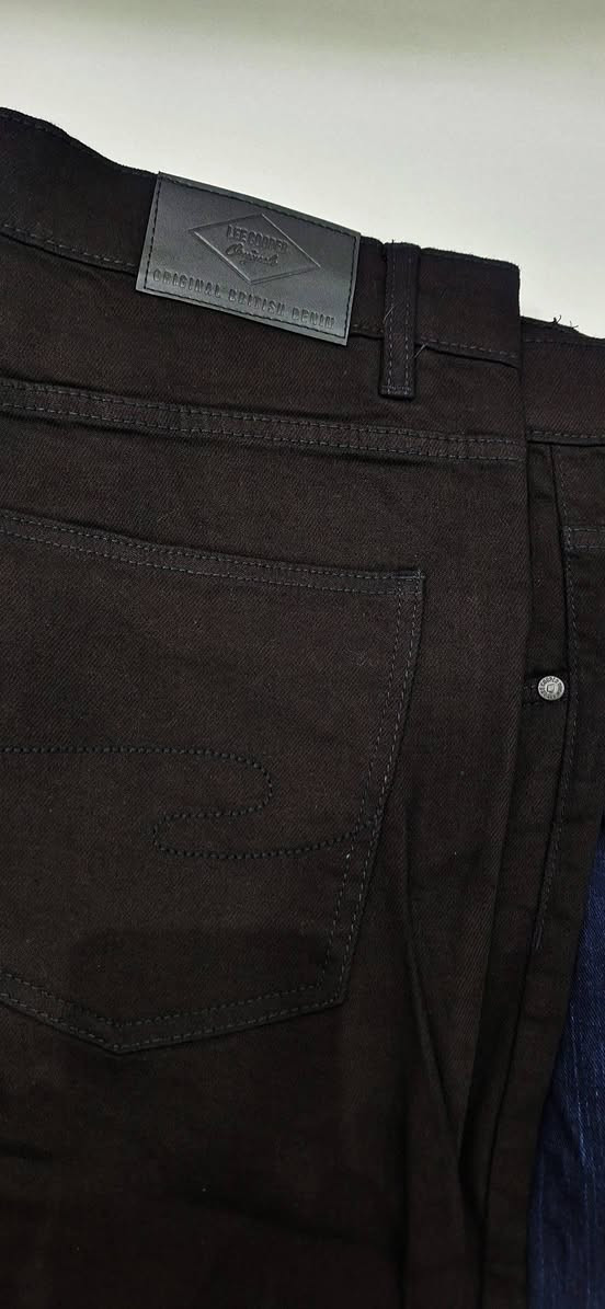 #جينز اصلي ماركة Lee cooper 🇬🇧 صنع بنغلاديش البلد المنتج المملكة المتحدة بريطانيا القالب ستريج فت القياسات المتوفرة 40.38.30 الاسود & الازرق قياس 40 فقط المنتج اصلي الكمية محدودة للحجز والاستفسار مراسلة الصفحة أو الاتصال على الهاتف المخصص ☎️ *********** العنوان #بغداد #العطيفية شارع المحكمة مجاور #حلويات #القند الفرع الثاني بغداد علي الصالح حي المعتصم قرب مجمع رويل ستي خدمة توصيل  لجميع المحافظات #العراقية.
