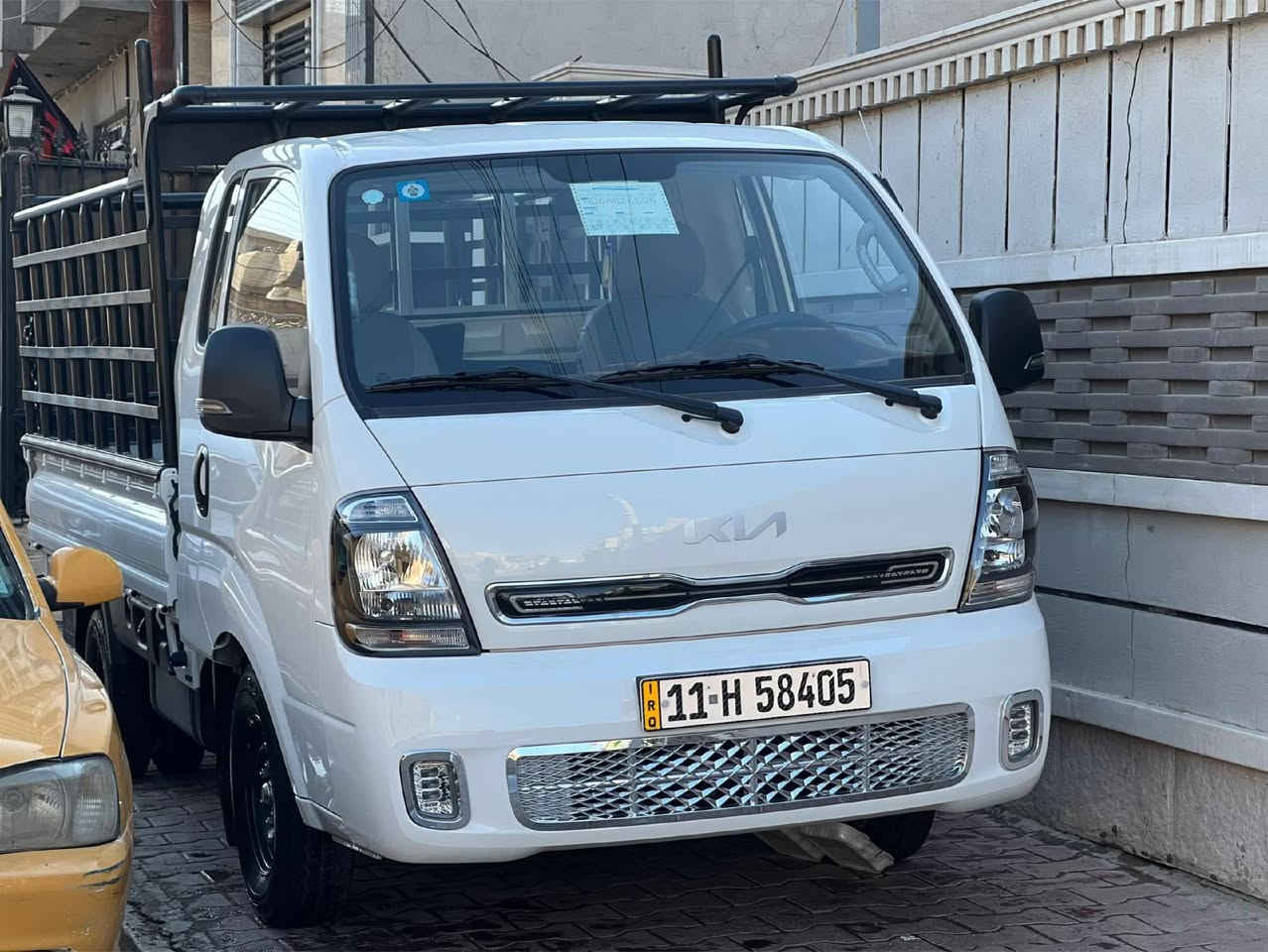 ماشيه 20 الف تقربين
مكفوله 
رقم بغداد ب اسمي
مكانها صويره حي الزهور 
***********
164وبيها مجال للطبين
