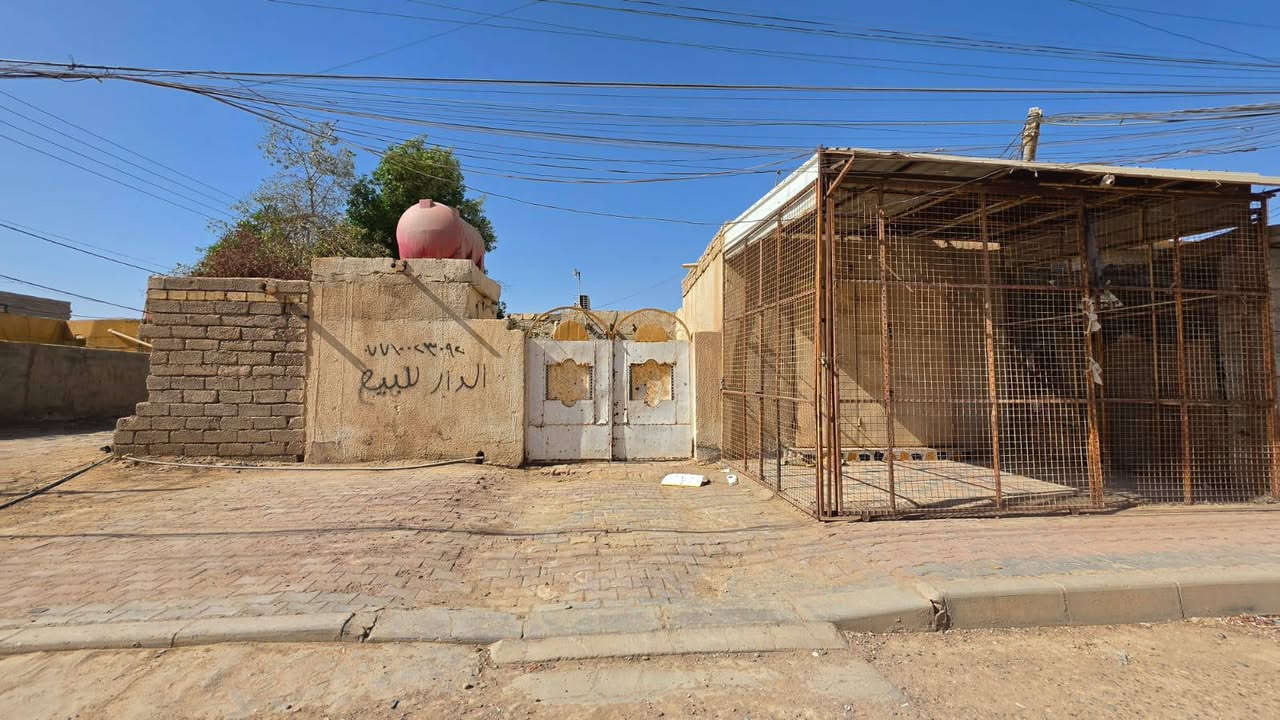 بيت زراعي ركن للبيع يتكون من غرفتين 5 في  4 متر  والصاله 5 متر والديوانيه 7 متر ومحل 8 متر العنوان ميسان حي الحسين الجديد مقابل  الفنانين للاستفسار ***********
