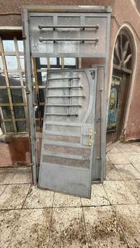 باب حديد تفصال جديد السعر 150 والبلاسك 3 ابواب بعدهم جدد ع 90 الف مكان...