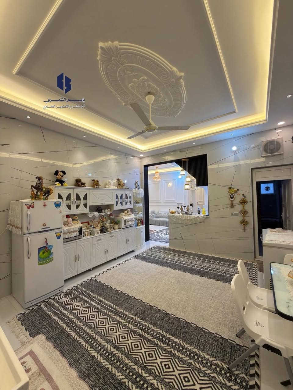 🏠دار سكن للبيع🏠
___
⭕العنوان : حي الجامعة
⭕ موقع مميز جدا 💯 
⭕قرب شارع 20 التجاري 

     علما ان الدار مطلوب: 
💢50 مليون للبلدية
💢50 مليون للصندوق الاسكان 
-----------------------------------
✨طابو صرف
✨بناء حديث  
✨طابقين 
✨كونكريت مسلح

♦️المساحة : 200 م²
♦️الواجهة: 10 متر 
--------------------------------
✨ تفاصيل البيت ✨
____
⭕غرف نوم عدد 4، صالة عدد 2، استقبال، مطبخ ، مجمع صحي،الارضية مرمر 
____
                          المراجعة 
     ♦️♦️♦️مجموعة باسم الشمري♦️♦️♦️
      ♦️♦️للاستثمار والتطوير العقاري♦️♦️
الفرع الاول/بغداد،القادسية،قرب مجمع الوزراء
الفرع الثاني/الديوانية،الجزائر ،الشارع الخدمي،مقابل تقاطع أم الخيل
الفرع الثالث/الديوانية،العروبة،شارع  المتحف
____
للأستفسار الاتصال على📲
قسم المبيعات 📠
***********📱
***********📱

📲 حمّل تطبيق باسم الشمّري العقاري الآن من Google Play:
👉 [https://play.google.com/store/apps/details?id=com.basemShamry.app](https://play.google.com/store/apps/details?id=com.basemShamry.app)
🍏 قريبًا على App Store
