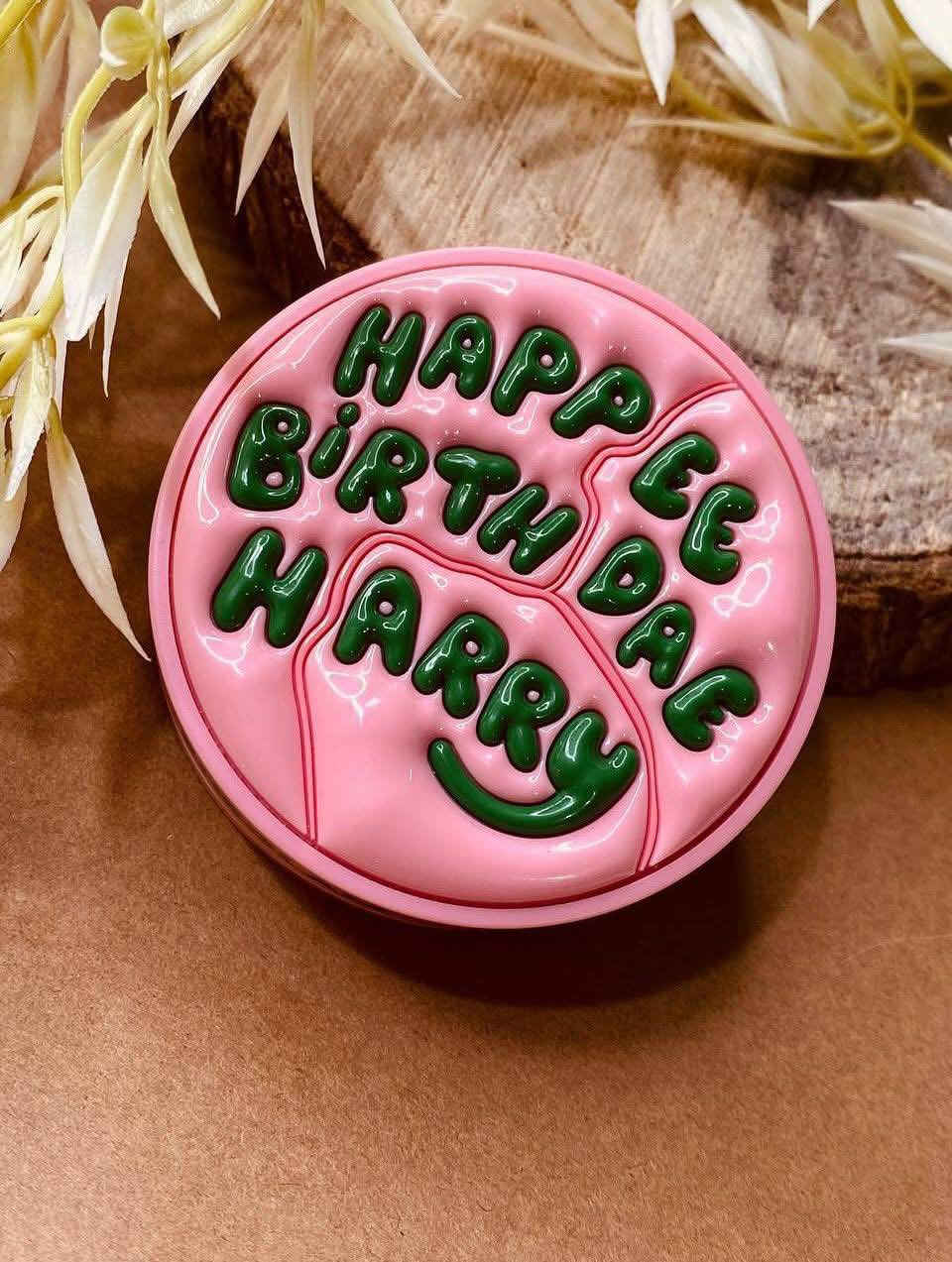🪄🎂 Sheglam × Harry Potter
Happy Birthday Blush 🎂🪄

بلشر سحري مستوحى من عيد ميلاد هاري بوتر ⚡️
يجمع بين الجمال والخيال بلمسة أنثوية ناعمة ✨

🌸 المميزات:
✔️ لون طبيعي يضفي حيوية على الخدود
✔️ قوام ناعم وسهل الدمج
✔️ ثبات جيد بدون تكتّل
✔️ مناسب للّوك اليومي والمناسبات

🎨 النتيجة:
خدود مورّدة بإشراقة لطيفة وكأنها لمسة سحر 🪄💕

.
.
.
السعر : 4 الاف


**إذا كنت صاحب هذا الإعلان وتريد حذفه لأي سبب، رجاءا أرسل رسالة إلى الدعم الفني**