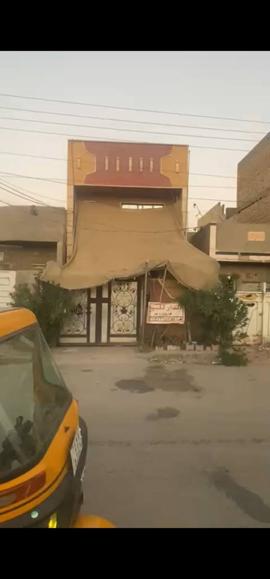 السلام عليكم. (بيع مستعجل )بيت مساحة 100 طابقين قرب السوق الثاني شارع مرطبات العذراء الطابق الاول يحتوي على طرمة وصحيات خارجية واستقبال وهول وصحيات داخلية غرفة نوم منور والطابق الثاني ثلاث غرف نومم

السعر  55
الرقم ***********.
