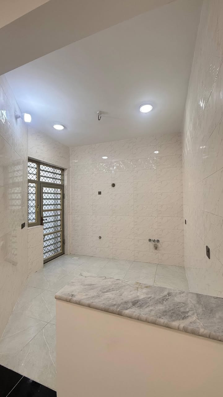 السلام عليكم كربلاء 
دار للبيع مساحه 125 متر
طابو صرف منطقه حي الامير الثانيه 👍
مجاور سوق حي العامل الاخير 
واجها 6.250 
ونزال 20
بناء حديث طابوك جمهوري شغل درج اولئ فول
غرف عدد ٣
استقبال صاله عدد ٢  
حمامات عدد ٣
البيت جاهز للسكن تانكي مغاسل گيزر
استفسار ***********
*********** واتساب
