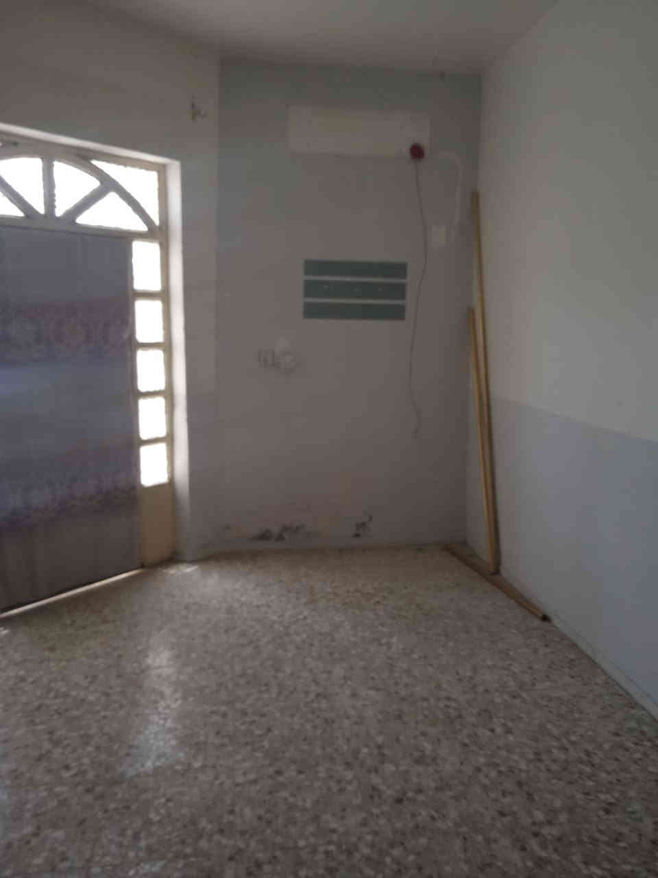 مكتب العوادي للعقار ***********
الايجار 100م في حي السلام طابق ونص نضيف وجاهز للسكن غرفتين وصاله ومطبخ واستقبال وصحيات
