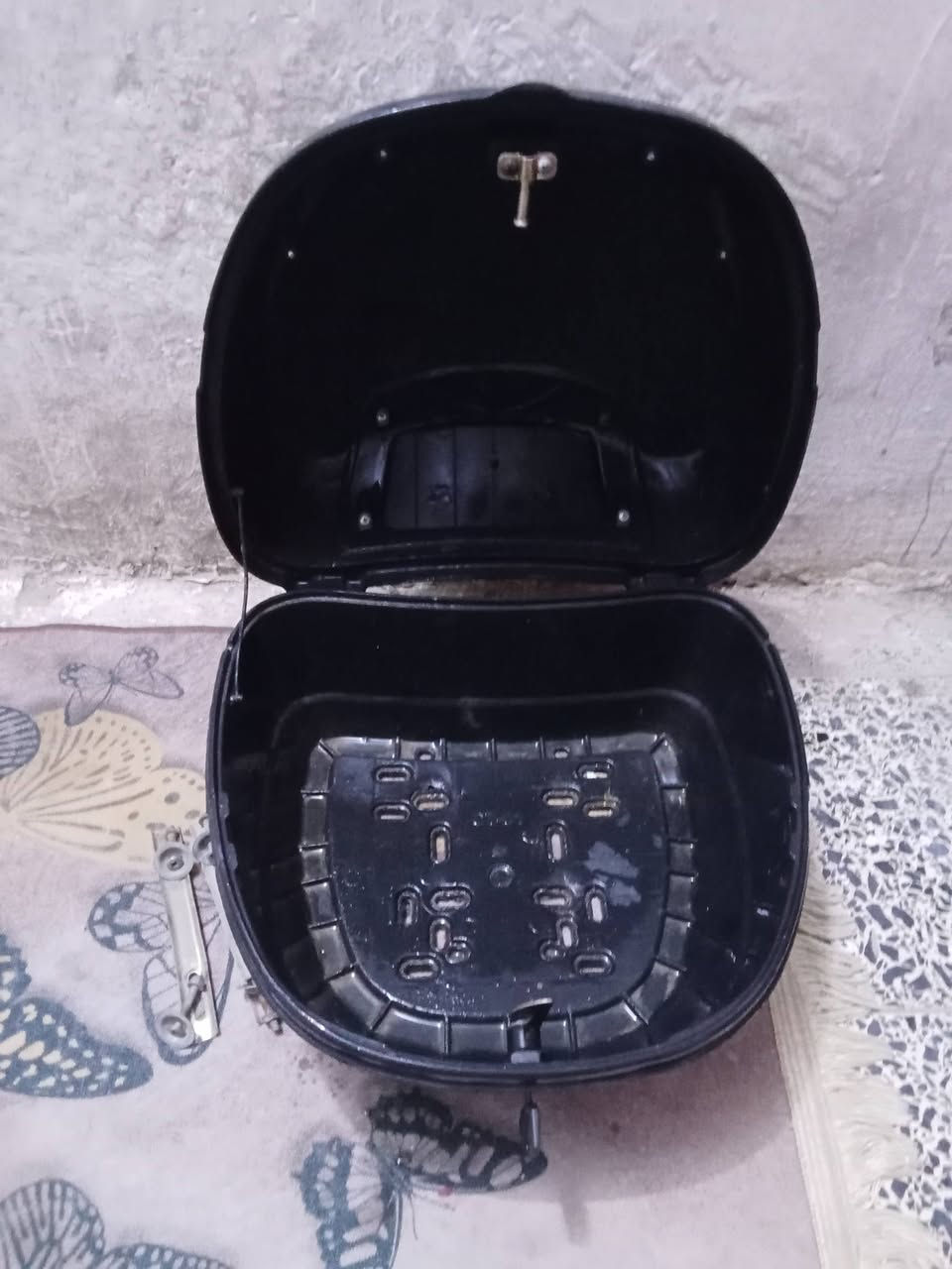 صندوك دراجة للبيع
سويجة شغال 
السعر 10 قفل 
ناصرية مركز تقاطع شارع ***********
