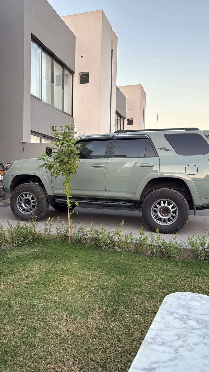 للبيع فور رنر TRD بريميوم  رقم مميز حادثها بنيد ودعاميه  ماشيه 37 كم السيارة مجهزة من كل النواحي والصور ما موضحه الصرف الي عليها  الي تعجيه مراوس او نقد حسب القناعه  
للتواصل 
***********
