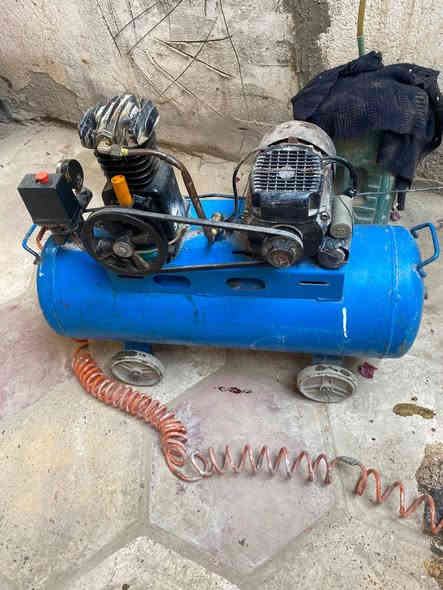 كمبريسر. 50 لتر للبيع شغال وكامل 
ماطور وتاروسة شرط
السعر 140 
***********
