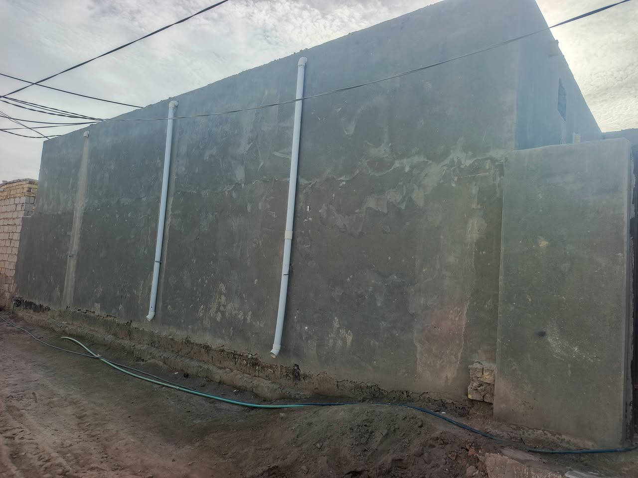 ✅للبيع دار سكن زراعي 
✅سند 25 مداور مباشر بإسم المشتري 
✅المساحة 150م 
✅الواجهة 15*10م 
✅بناء طابوگ عگاده نضيف 
✅يتكون من غرفتين وصاله ومطبخ وبراني وصحيات 
✅الموقع قرية فيصل 

🔴للاستفسار مراجعة مكتب الضامن للعقار الشارع التجاري مقابل منفذ المعرفه أو الاتصال 📞 
*********** واتساب 
***********
