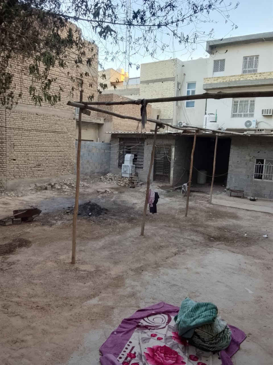 يوجد قطعه الجمعيه قرب الكراج الموحد للايجار بها غرفتين ومطبخ وصحيات المساحه 300 متر تصلح للسكن او موكب او مخزن*********** الاتصال والاستفسار على الرقم
