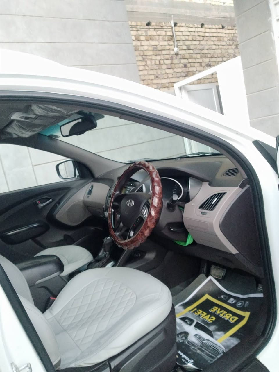 توسان للبيع موديل 2015 جديدة مكفولة كفالة عامة من الصبغ والضربه استعمال شخصي جدا قليل رقم بغداد  خليجي ماشية 179 حقيقي مكانة الحلة مركز المدينة الاستفسار ع الرقم ***********
