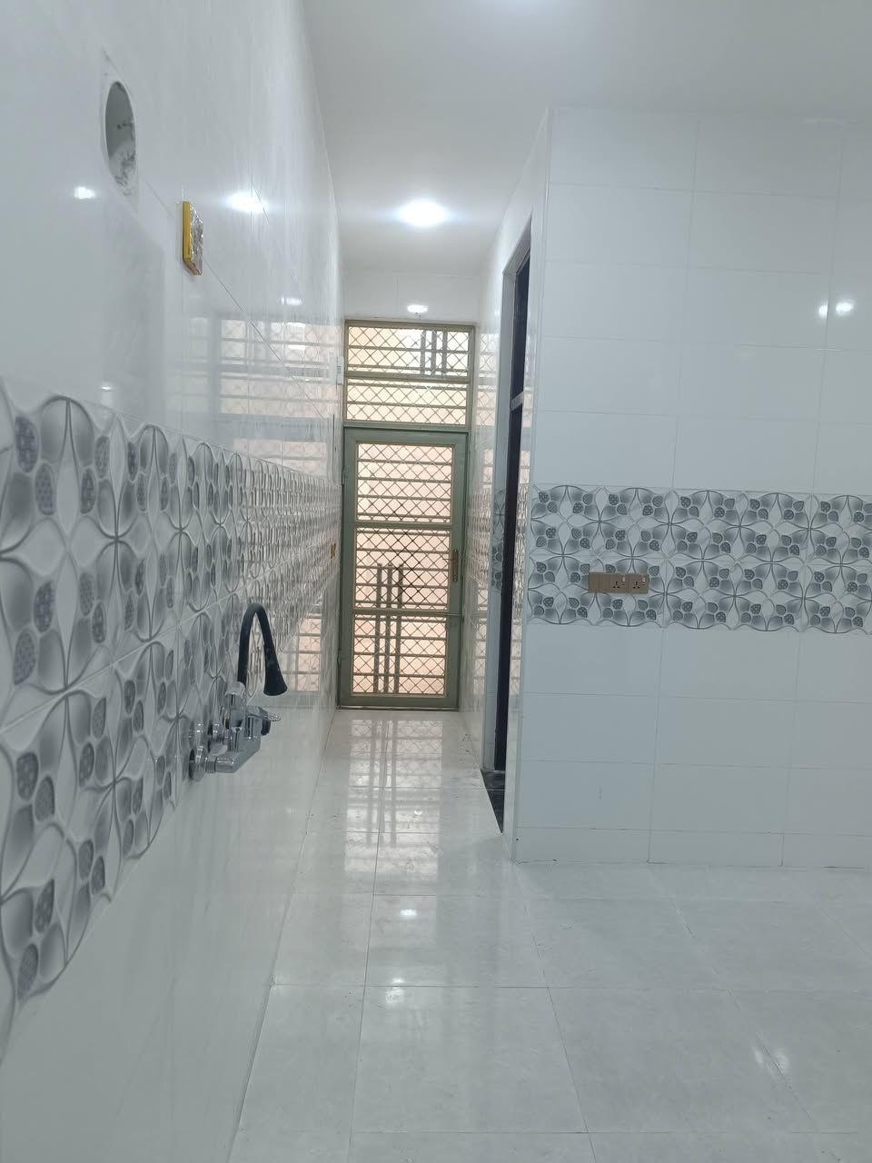 السلام عليكم مشتمل للبيع٥*٢٠ في حي الحوراء بناء جديد أربع قطع غرفة نوم وصاله ومطبخ واستقبال ومجوعه صحيح طابق واحد الصطح اشتايكر شغل الله شاهد درجه اولى قريب على المدارس وساحه قرب شارع سيد يعقوب السعر ٨٠ وبيه مجال الاتصال ***********
