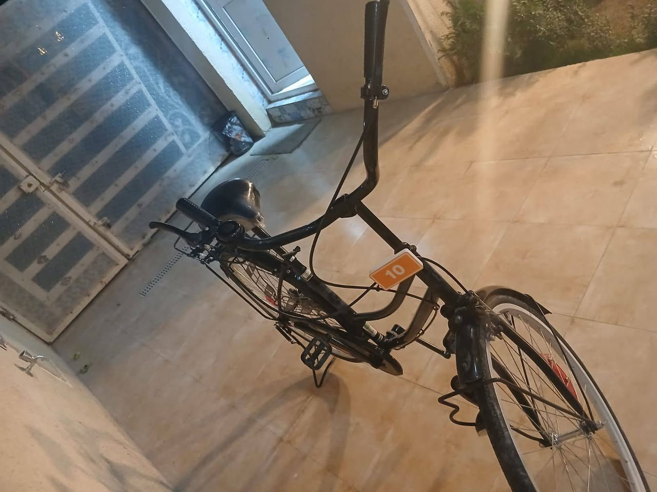 عليكم بايسكل بناتي حجم 26للبيع توني امنزله حاويه البايسكل نضيف كلش 100%سعره 135بي مجال بصيص حك الجيه مكاني كربلاء حي النصر  يم الاقواس. ***********
