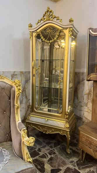 تخم مصري خشب زان مع سيت طبلات مرمر مع فاترينه نظيف جداً السعر مليون و٤٠٠ كل الصاله مكانه المنصور ***********
