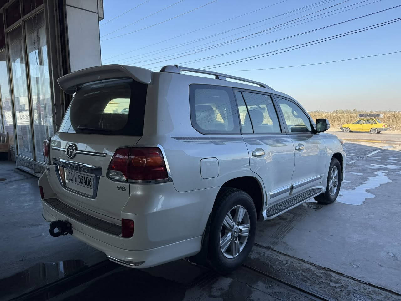 السلام عليكم
لاندكروز 2014 
المواصفات 
فتحة 
6 سلندر 
شاشة حجم كبير 
داخل احمر 
8 ايرباك 
معروفة مواصفات 
السعر 390 
للاستفسار 
‭0770 534 0517‬
