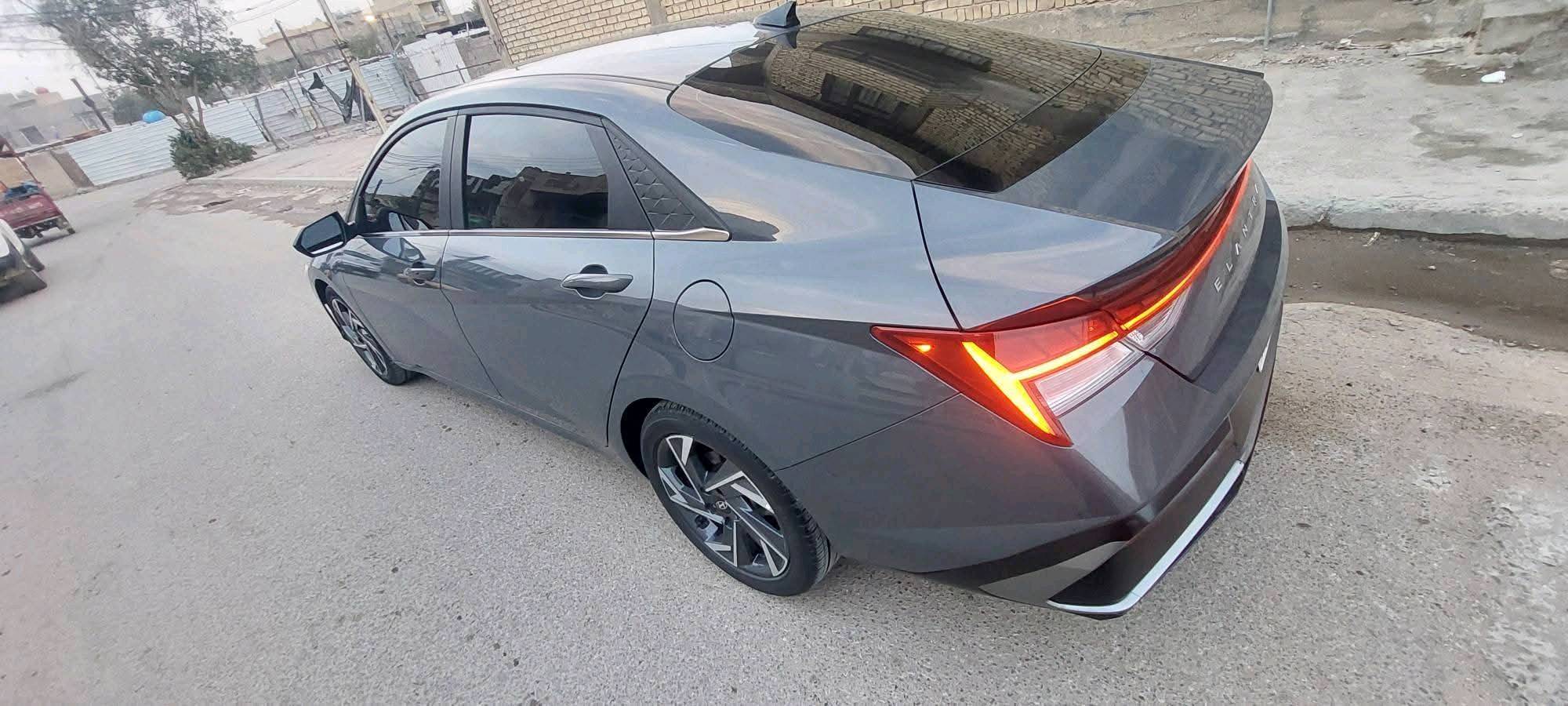 النترا موديل ٢٠٢٥ وارد امركي ماشية ١٥ الف حادث بسيط بارد على مقدار شبر فقط مو اكثر نثل ما واضح بصور الحادث مكفولة من الصبغ والشواصي والتبديل عندي بيها سونار فول مواصفات عدا الكشنات مو تحكم تدفئة بالكشن شاحن واير ليس تحكمات كل الجهات رادارات امامي خلفي جانبي تنبية خروج من المسار سياقة ذاتية وبعد بيها هواية مواصفات رقم فحص مؤقت منفيس بسمي مكانها بغداد للاستفسار والسعر الاتصال على الرقم  ***********
يوجد وات ساب