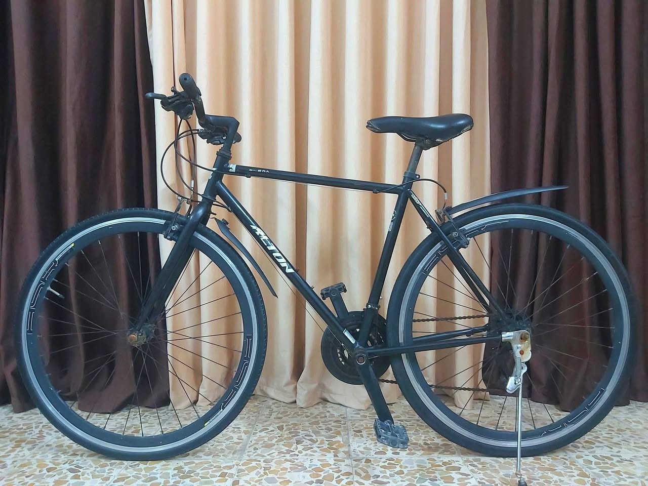 دراجة نوع 700c ماركة ALTON ياباني نظافة 95/%

السعر 100الف وبي مجال 

((العنوان/بغداد/البلديات)) رقم الهاتف ***********
