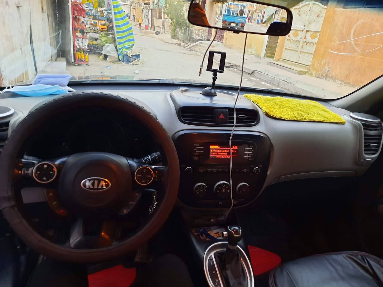 السلام عليكم كيا سول موديل 14 السيارة حلو نضيفة وارد امريكي حادثها بسيط جدا الدعامية الأمامية مطخوخة فقط ومراجعة نفسها السيارة محور غاز و بانزين  مكاني بغداد الخطيب السعر 95 للاستفسار الاتصال على الرقم ***********.     ***********
