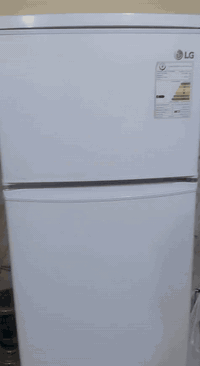 ثلاجه للبيع سعر 200وبيها مجال ***********
