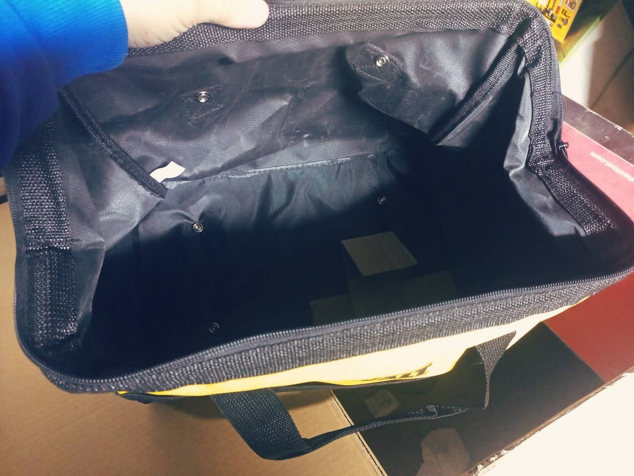 جنطة ديولت
الطول ٣٦
العرض ٢٣ 
الارتفاع ٢٨ 
جديد 
سعر القطعة ٢٠ الف 
مكاني بغداد حي العدل 
يوجد كمية 
***********
واتساب
