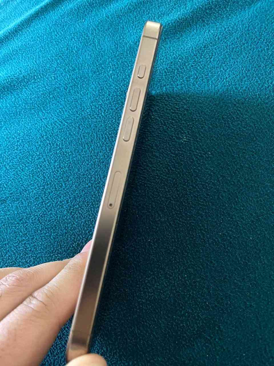 السلام عليكم
iPhone 16 pro max 
لون ذهبي 
ذاكرة 256
بطارية 97
الجهاز نظيف كلش 
بيه شخط بالشاشه و مماثر ابد كما موضح بالصورة
السعر 1400 قفل
*********** واتساب
