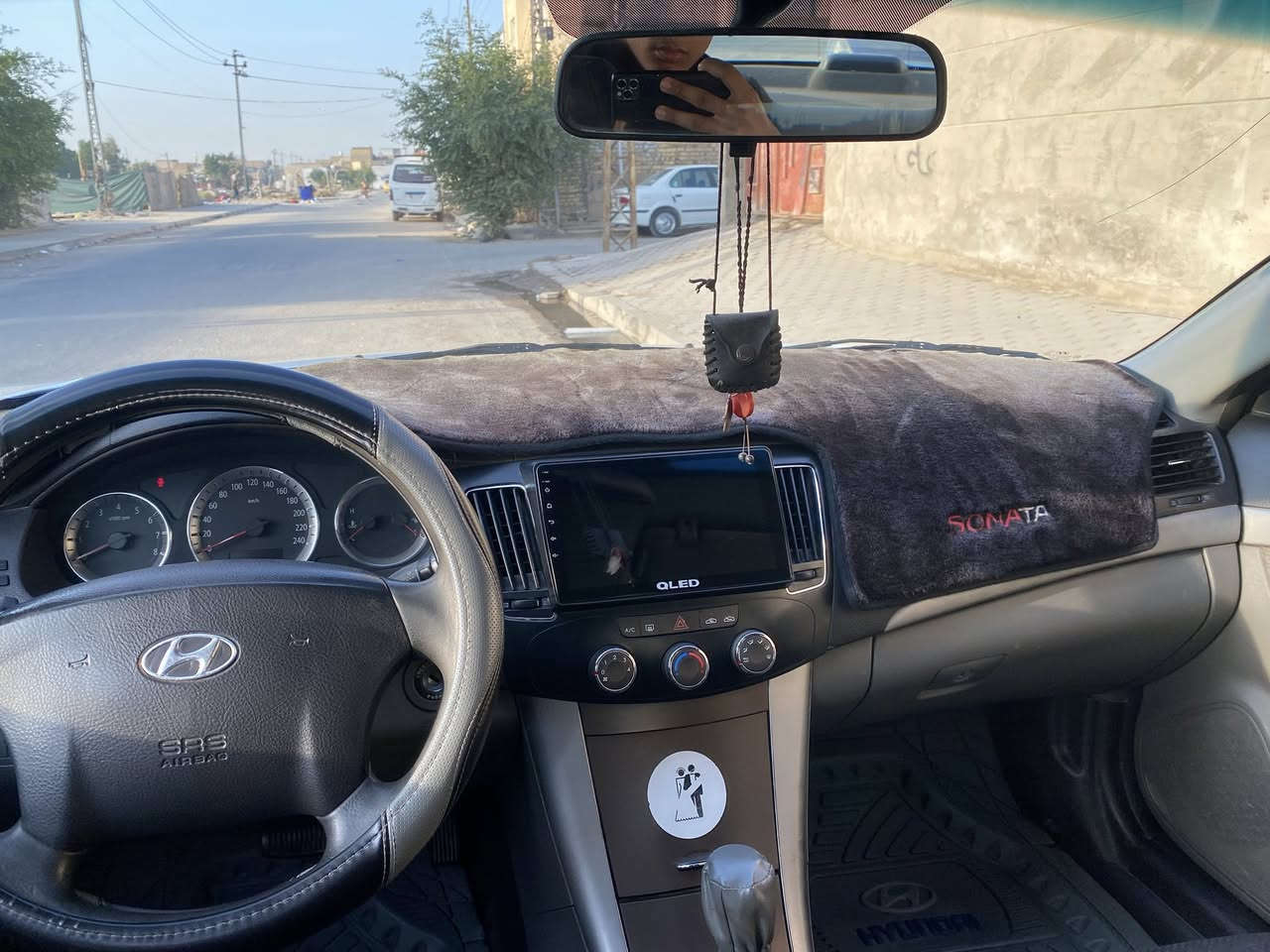 سوناتا 2010 خليجي للبيع رقم بغداد محرك 2400 مجفت نضيف كير 5 نمر جديد تخم تاير وحداديه جدد تبريد ثلج شاشه وكامره جدد السياره مصبوغه عام تكسي الامارت بدون ضربه والسياره حلوه وماعايزها شي السعر 98 وبيها مجال للشراي راسلني واتساب *********** مكاني نجف
