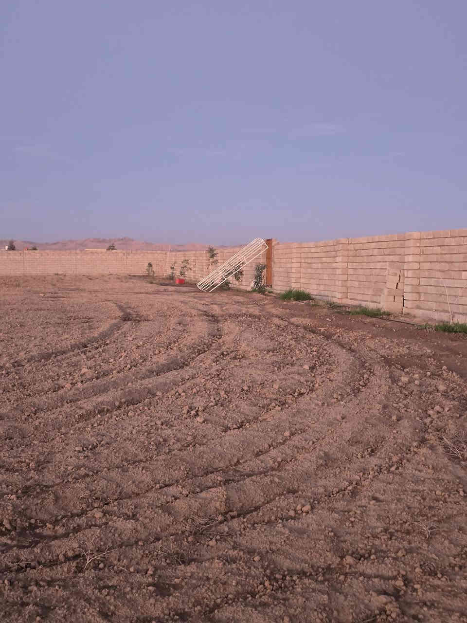 ارض لبيع مساحه ٣ دونم و٢٠٠متر   بي غطاس ٦٥متر  بي بيت هم  بين خضر الياس وسنبك  رقم هاتف ***********
