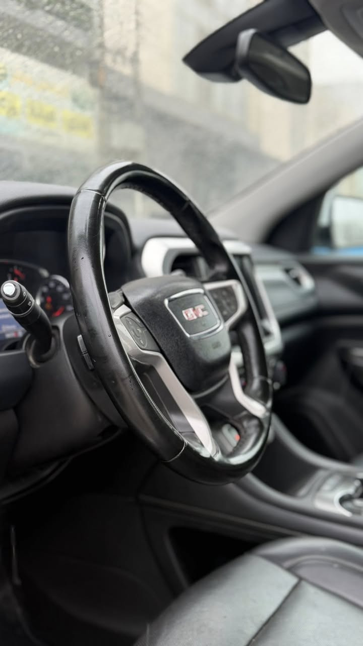 سلام عليكم جمسي اكاديا موديل 2023 فول عدا الفتحه السيارة بـ إسم ابوي مخليته نضيفه استخدامي ومحافضه عليه الصور تحكم السعر 230 ورقة 
مكاني بغداد جميلة: ***********
حادثه قطعتين.
