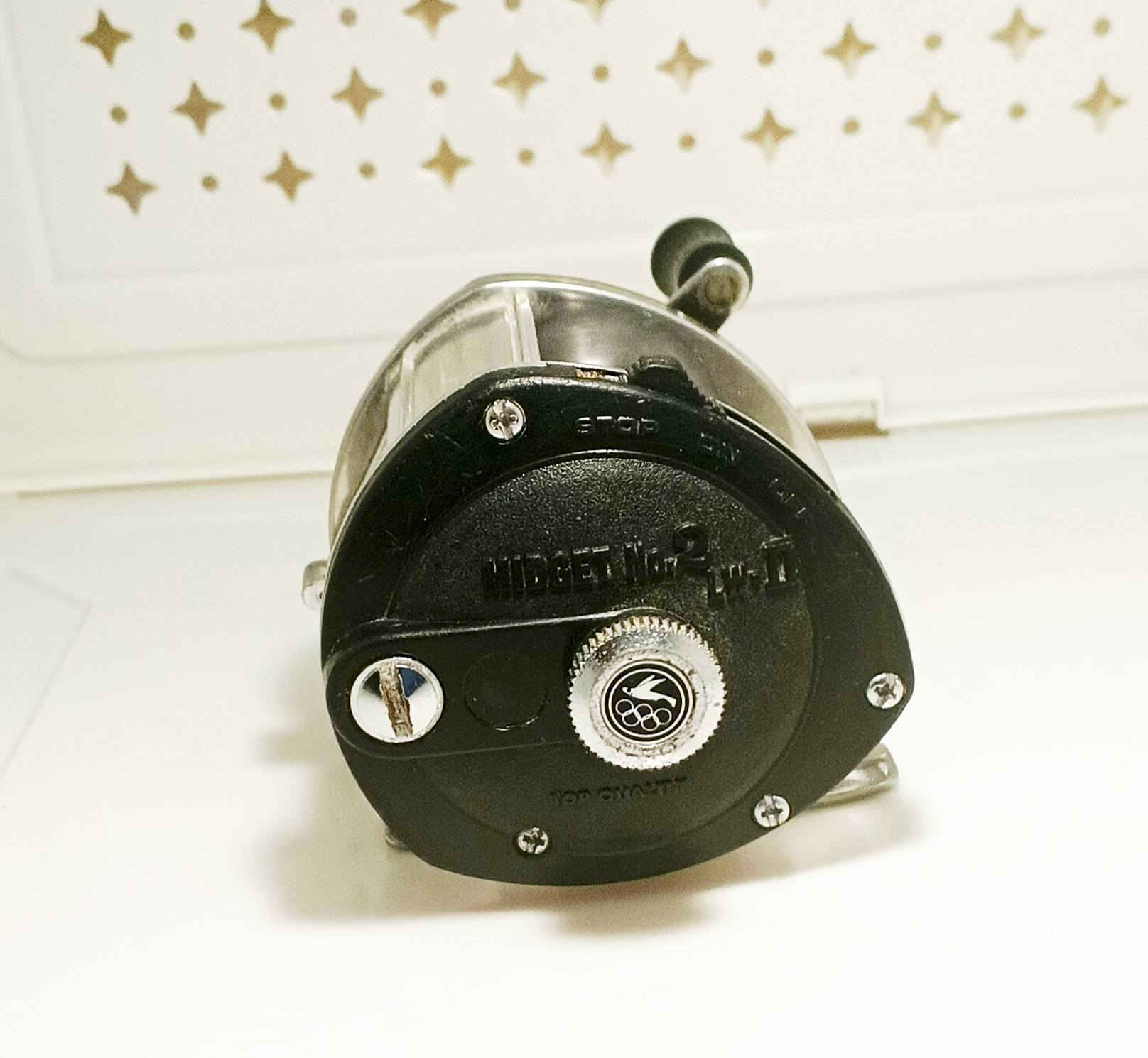 السعر // 25,000 // التوصيل مجاني 
Olympic Midget No. 2 LW-II (Made in Japan)
(بكرة أوليمبيك يابانية أصلية - الإصدار المطور)
------------------------
1- بلد المنشأ: اليابان (صناعة يابانية أصلية بالكامل).
2- نوع البكرة: بكرة صيد تقليدية (Conventional Reel) مخصصة للقوارب أو الصيد الثقيل.
3- هيكل متين: الجوانب مصنوعة من مادة "الباكلايت" القوية المقاومة للتآكل والأملاح.
4- نظام توزيع الخيط (Level Wind): مزودة بموزع خيط أوتوماتيكي لضمان ترتيب الخيط على "البكرة" ومنع التشابك.
5- معدن مقاوم للصدأ: المقبض والذراع مصنوعان من الفولاذ المقاوم للصدأ عالي الجودة (18-8 Stainless Steel).
6- بكرة التخزين (Spool): مصنوعة من الألمنيوم الخفيف والمتين لتحمل ضغط سحب الأسماك.
7- نظام التنبيه (Clicker): تحتوي على مفتاح جانبي لتفعيل صوت التنبيه عند سحب السمكة للخيط.
8- التحكم بالاحتكاك: مزودة ببرغي جانبي (Tension Knob) للتحكم في سرعة دوران البكرة .


**إذا كنت صاحب هذا الإعلان وتريد حذفه لأي سبب، رجاءا أرسل رسالة إلى الدعم الفني**