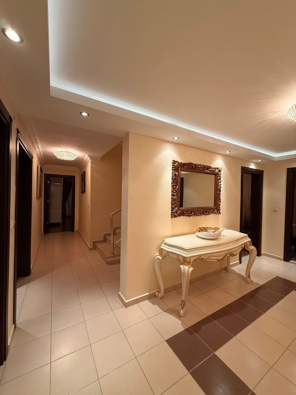 شقة دوبلكس مع اثاث للبيع في افروستي
تفاصيل الشقة:
:- عمارة B34
:طابق 7-8
:-مساحة 374
:-غورفة نوم 5
:- حمام 4
***********
