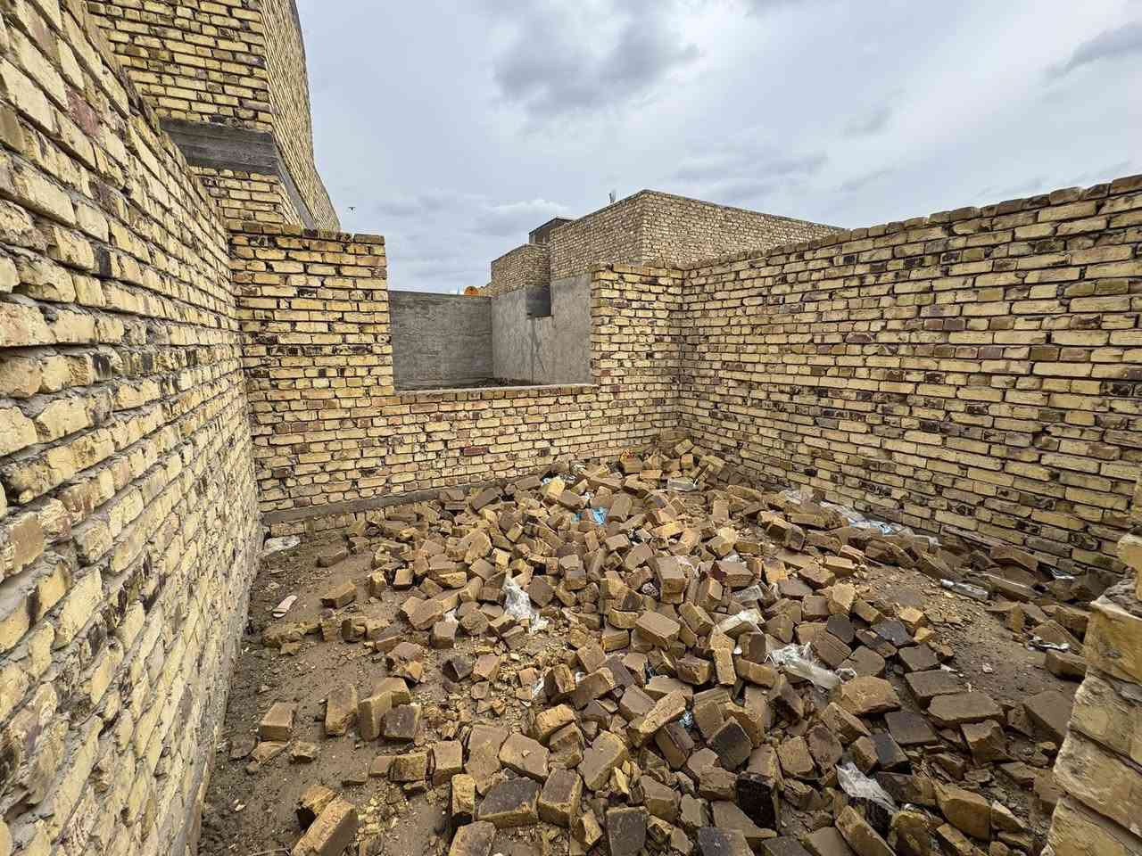 هيكل مامسقف بناء درجه أولى  للبيع طابو زراعي سند 25 تحويل مباشر المساحه 190متريحتوي على غرفتين نوم وهول وصحيات وصاله ومطبخ 
خدمات المنطقه كامله 
عرض الشارع 15متر
السعر 65 مليون
الموقع شارع 100 قرب جسر المشاة 
لاستفسار اكثر ‭0782 937 2514‬
