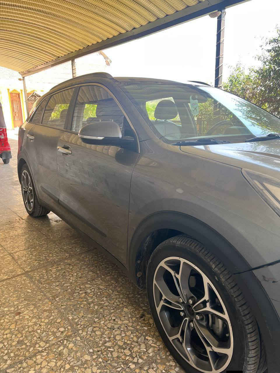 سلام عليكم
كيه نيرو 2018 خليجي 
سيارة جديدة بس مجرد جراد بسيط بل باب الخلفي  
دخل اسود
حساسات 
كامرة وشاشة
مري شفط 
سيارة بسمي 
مكاني بغداد شعلة 
سعرة ١٥٠ $
للاستفسار  ***********
