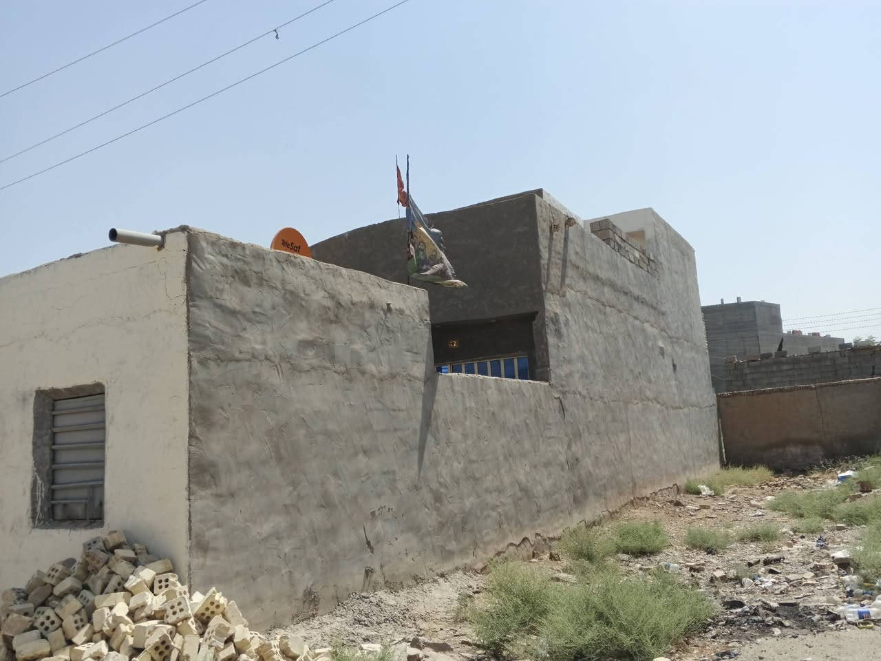 دار للبيع المساحة 150 متر يوجد فيه استقبال ومطبخ وصالة ودرج وحمام داخلي وصحيات خارجية وترك وغرفتان الاولى فوق السطح والاخرى تحت وبيتونه وستارة ويوجد فيه ماء وكهرباء العنوان بغداد السياحي خلف معمل الادوية للاستفسار الاتصال على هذا الرقم *********** يوجد فيه واتساب
