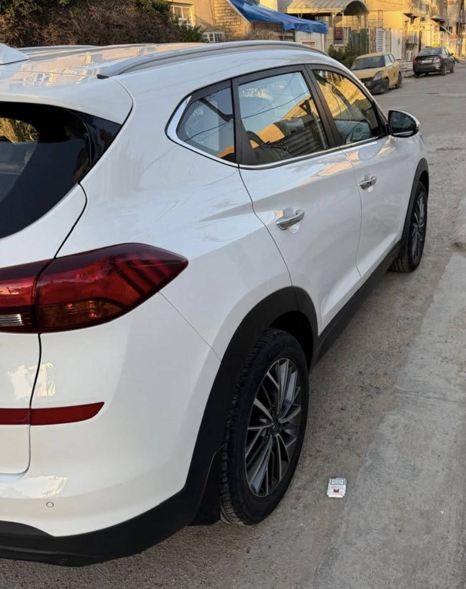 السلام عليكم عندي توكسان خليجي. موديل ٢٠١٩   السياره مكفوله كفاله  عامه خليه من الضرر والضربه. ماشيه السياره ٩٧ الف مشيه حقيقي  مواصفاتها 
بصمه عدد اثنين 
كراسي كهرباء عدد. اثين 
شاشه كامره خلفيه 
حساس خلفيه 
٥ ويل كب. اصلي 
قماره حديد 
٣ عدسات 
محرك ٢٠٠٠ 
السياره جديد مكان السياره. بغداد. الغزاليه  الاتصال على الرقم ***********
