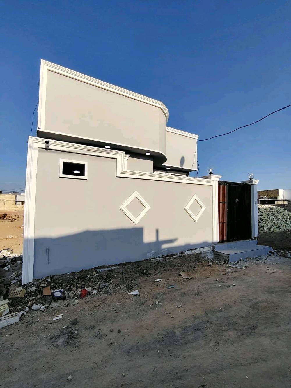 دار للبيع السعر 60وقابل التفاوض 
المساحه 150متر غرفتين صاله مطبخ ستقبال 
حمامات بناء درجه والى العنوان النجف مقابل قريه الغدير طابو زراعي سند 25