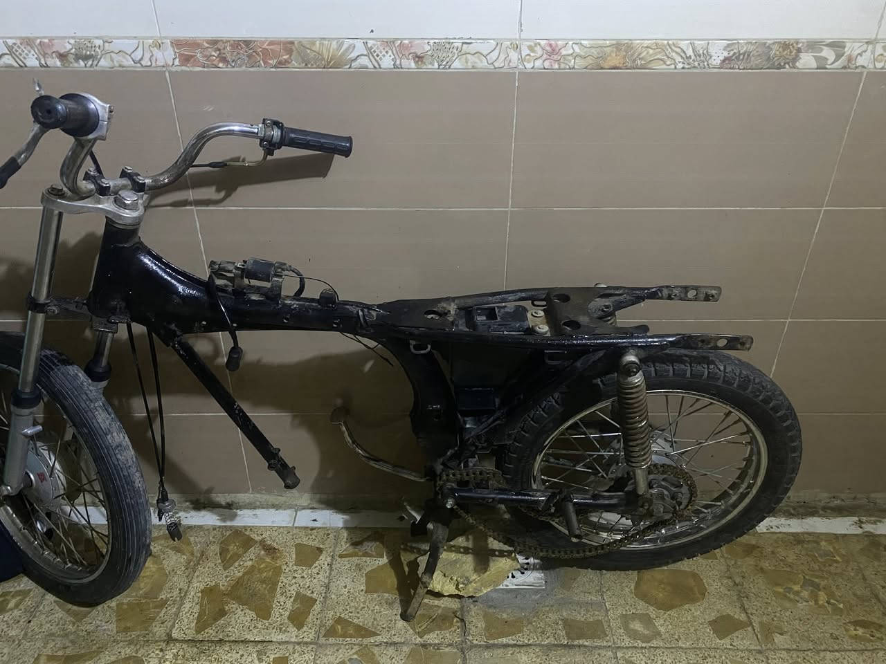 سلام عليكم دراجه شاصي نامه  كلكك عوزه بس مكينه سعره 175قفلل قفللل ربع مايطيح غير 175لاتجي احسن مكاني ناصريه مركز (***********)
