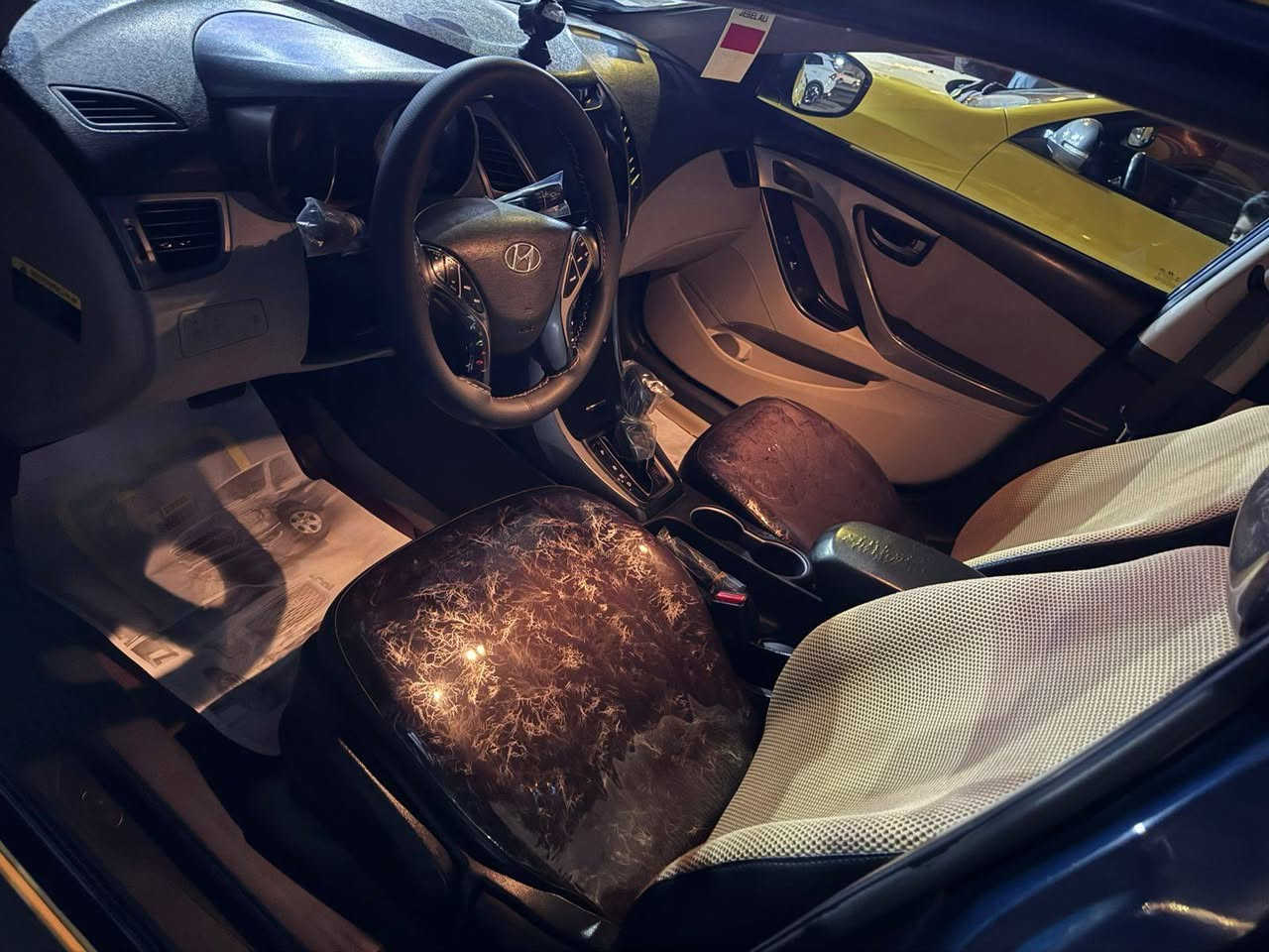 السلام عليكم رمضان كريم عليكم سياره النترا 2016مضلع سياره مكينه1800دوش سياره وارد  امريكا وحادثه موضح بل صور داخله نضيف جدا جدا تبريد جيد الماكينه والكير مكفولات فقط تبخير سياره كامله العنوان بغداد الشعب قرب بانزين خانه سما بغداد السعر يجي عله الرقم ***********
