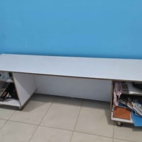 ميز خشب • تحمل اوزان ثقيلة • بيع مستعجل